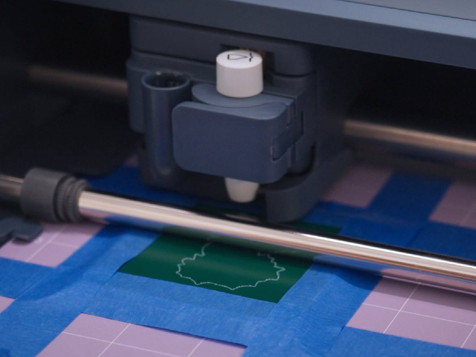 Maker5_engrave-material-loaded.jpg